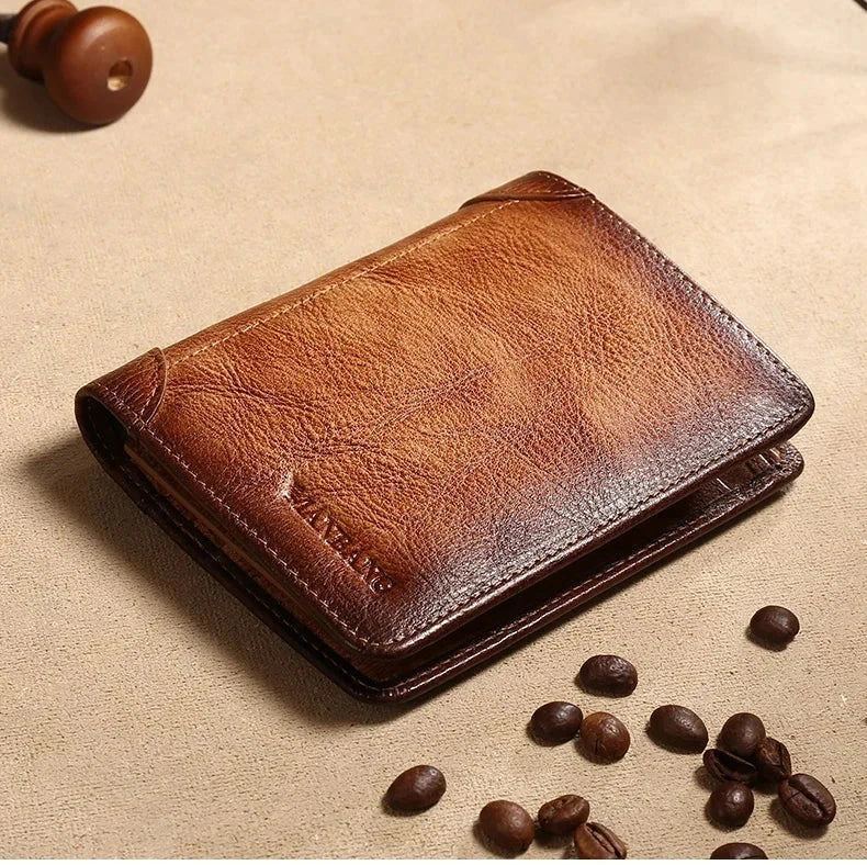 Carteira Manbang Elite de couro genuíno em design retro sofisticado sobre superfície bege com grãos de café.