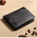 Carteira Manbang Elite Wallet em couro preto elegante, design sofisticado sobre superfície bege com grãos de café ao redor.