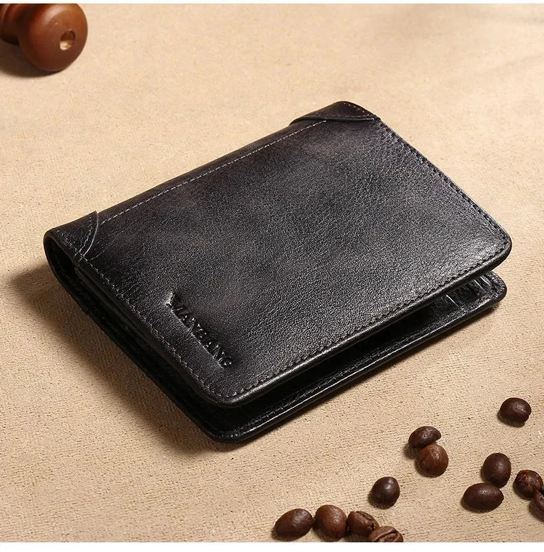 Carteira Manbang Elite Wallet em couro preto elegante, design sofisticado sobre superfície bege com grãos de café ao redor.