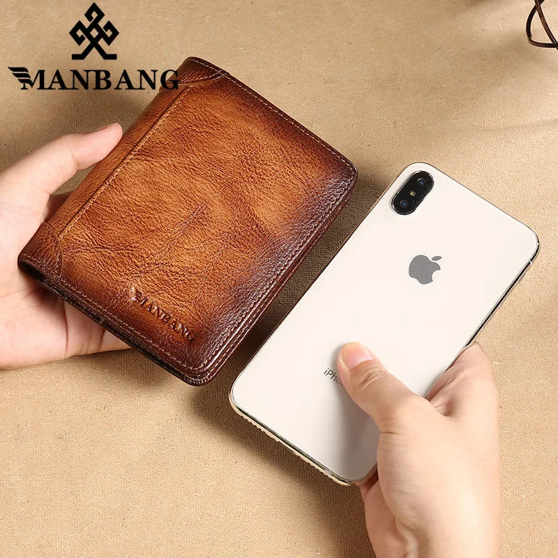 Carteira Manbang Elite Wallet de couro genuíno ao lado de um smartphone.