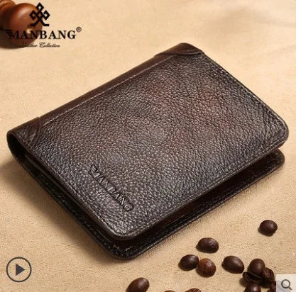 Carteira Manbang Elite Wallet em couro marrom sobre superfície clara, destacando textura e elegância.